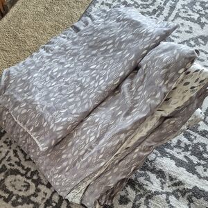 Elegant Gray Leaf Pattern King Comforter & Shams